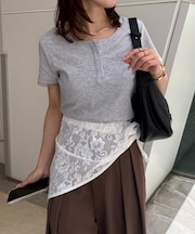 ヘンリーネックチャーム付きコンパクトTシャツ