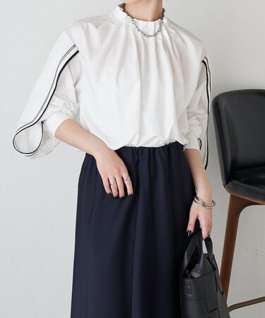 ラインスリーブタックネックブラウス