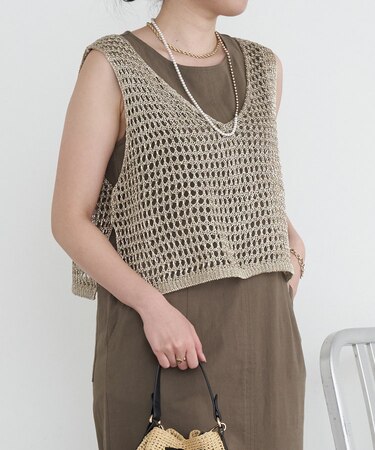 【簡単にコーデが映える】メタリックヤーンベスト