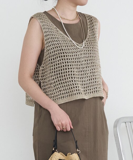 【簡単にコーデが映える】メタリックヤーンベスト