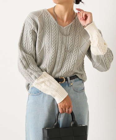 袖配色ケーブルVネックニット