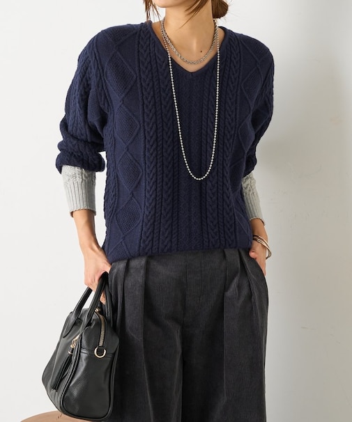 袖配色ケーブルVネックニット