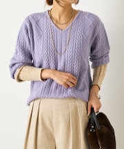 袖配色ケーブルVネックニット