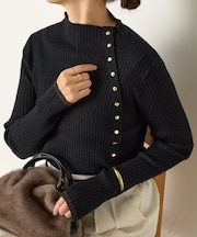 金ボタンリブニット