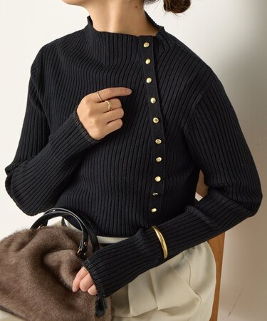 金ボタンリブニット