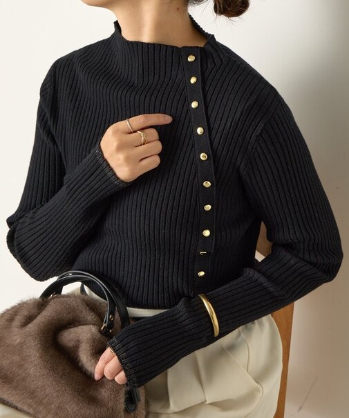 金ボタンリブニット