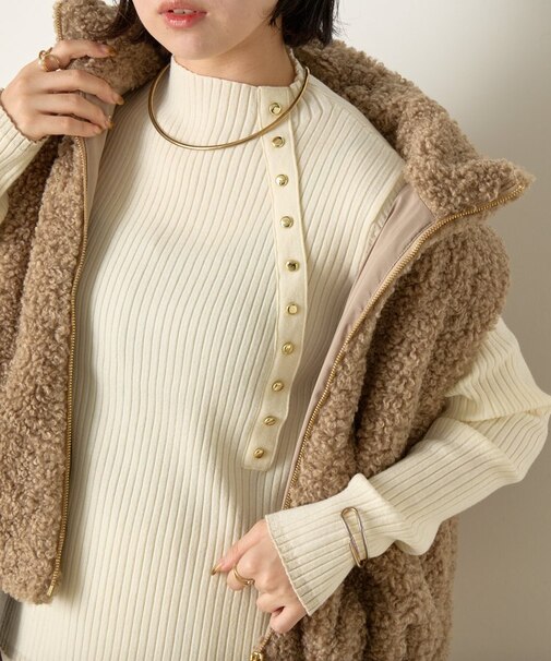 金ボタンリブニット