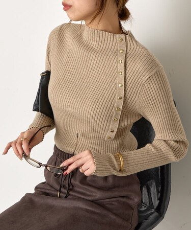 金ボタンリブニット