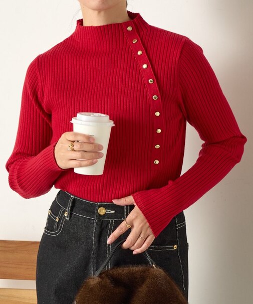 金ボタンリブニット