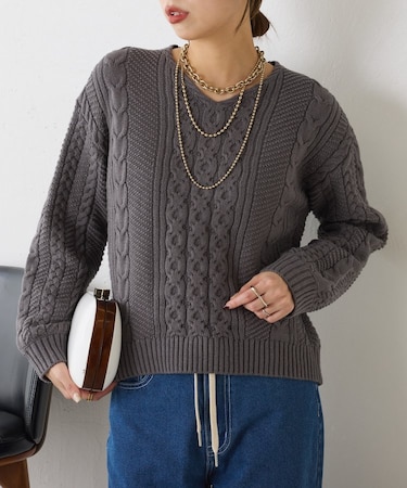 ケーブルVネックニット