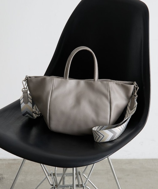 ベルトショルダー本革バッグ