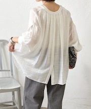 【後ろ姿まで、抜かりなく】リネンライクバックタックシャツ