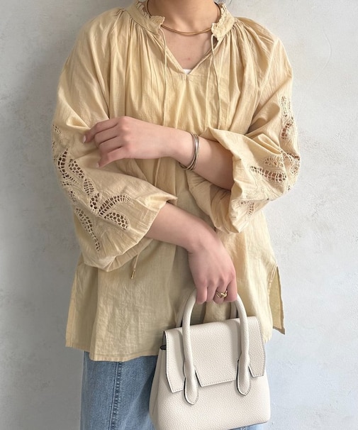 袖レース刺繍ブラウス