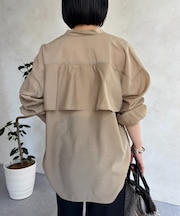 バックフリルブラウス