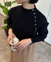 金ボタンリブニット