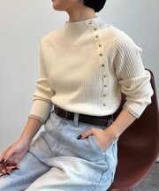 金ボタンリブニット