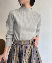 金ボタンリブニット