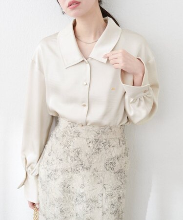 【natural couture】プチメタルプレート付きブラウス