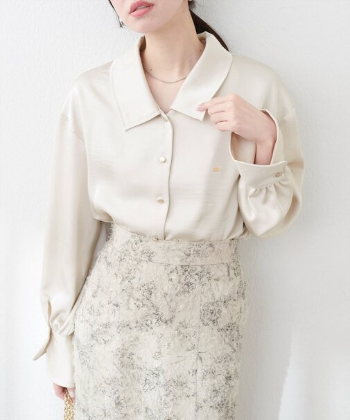 【natural couture】プチメタルプレート付きブラウス