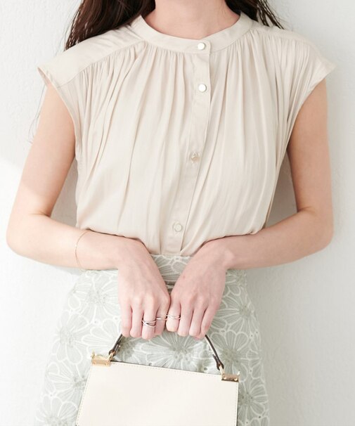 【natural couture】とろみサテンノースリギャザーブラウス