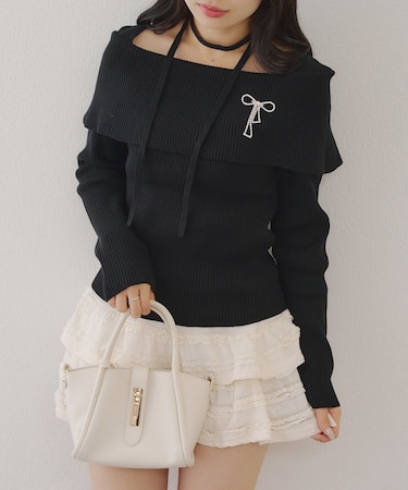 オフショルブローチ付きニット