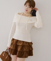 オフショルブローチ付きニット