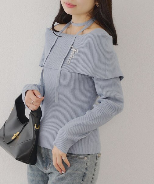 オフショルブローチ付きニット