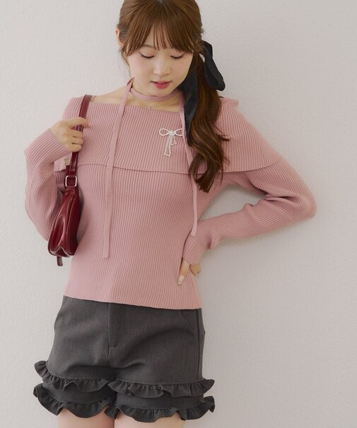 オフショルブローチ付きニット