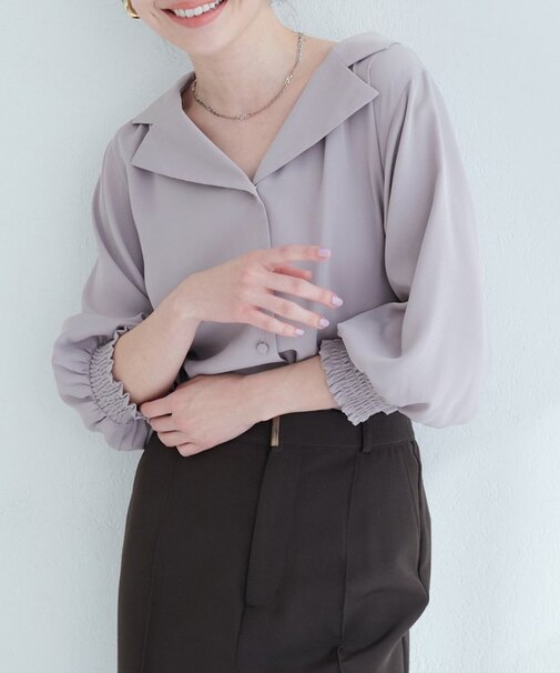 【natural couture】オープンカラー袖口シャーリングブラウス