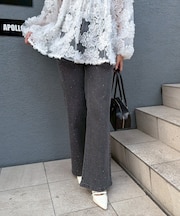 動くたび、キラキラ輝くストーンが主役。キラキラセミフレアデニム