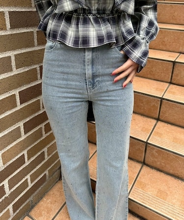 動くたび、キラキラ輝くストーンが主役。キラキラセミフレアデニム