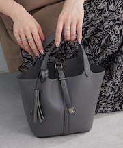 【5色展開】きれいめデザイン、タッセル付ハンドバッグ