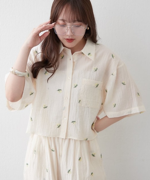 【セットアップ対応】フラワー刺繍ショート丈ブラウス