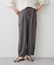 大人のこなれ感を纏う、上品サテンカーゴパンツ