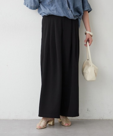 穿くだけで美脚が叶う、洗練タックパンツ