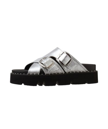 辛口派にもフェミニン派にも◎フットベットサンダル