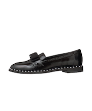 華やか甘めスタイルに◎リボン×パールローファー