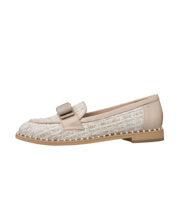 華やか甘めスタイルに◎リボン×パールローファー