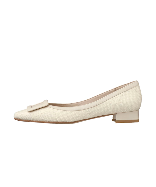 お仕事シーンでも活躍！美人顔フラットパンプス