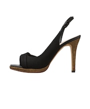 アシンメトリーのラインが際立つサンダル