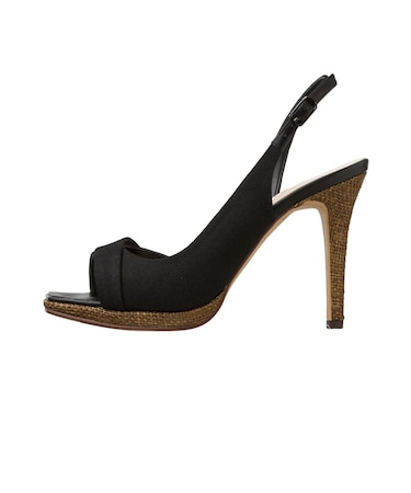 アシンメトリーのラインが際立つサンダル