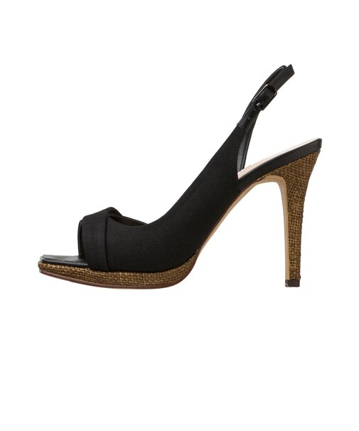 アシンメトリーのラインが際立つサンダル