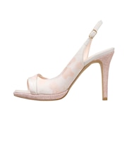 アシンメトリーのラインが際立つサンダル