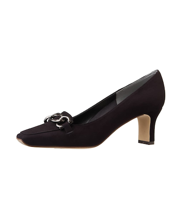 通勤スタイルにも◎上品金具モチーフパンプス