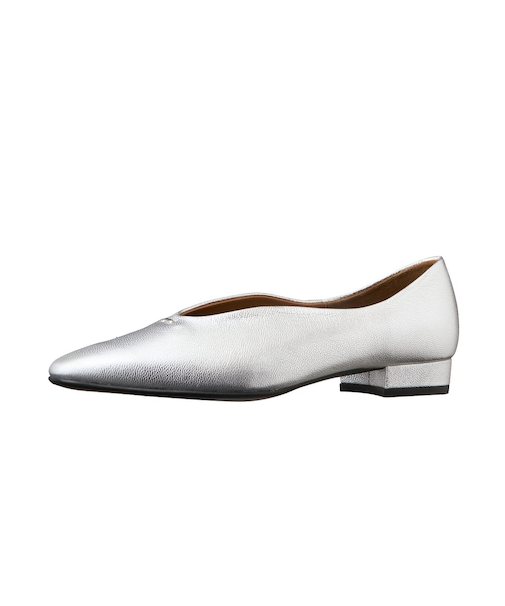 洗練された印象に♪ミニマルフラットシューズ