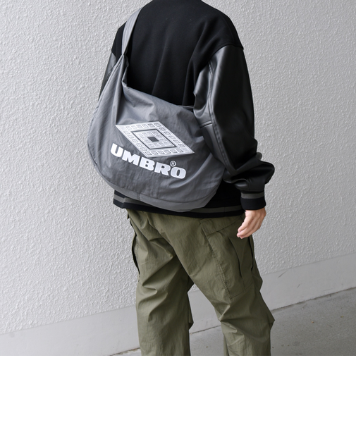 【SHIPS any別注】UMBRO: LUMINOUS ビッグロゴ ショルダー バッグ◇
