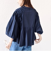 【WEB限定】〈手洗い可能〉ショルダー 刺繍 タック ブラウス