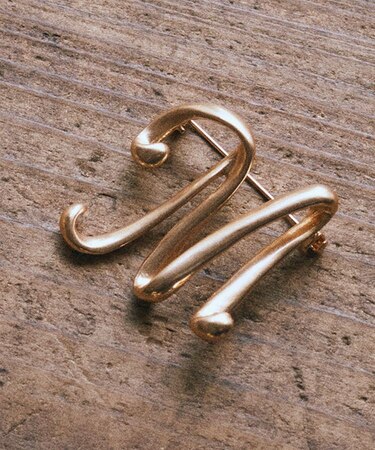 イニシャルブローチ