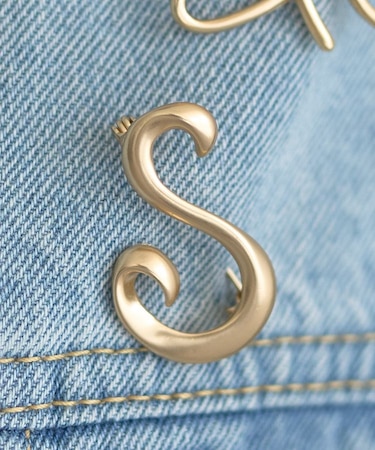 イニシャルブローチ