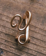 イニシャルブローチ